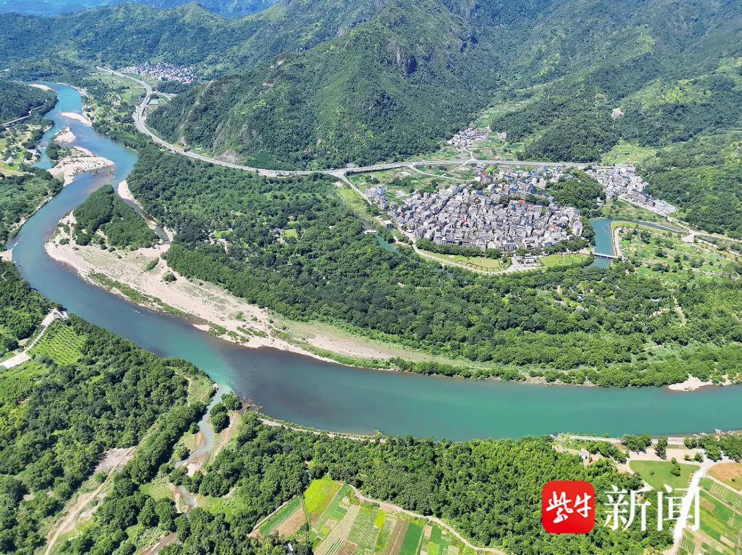 报名时说“水浅安全”，落水后教练员说“是漩涡不敢救”，漂流安全岂能“听天由命”？