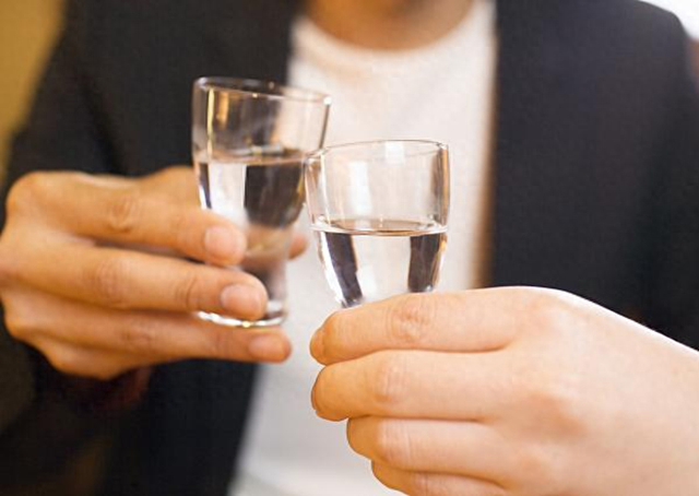 警惕“酒局=前途”歪理，守护年轻人的职业尊严与安全